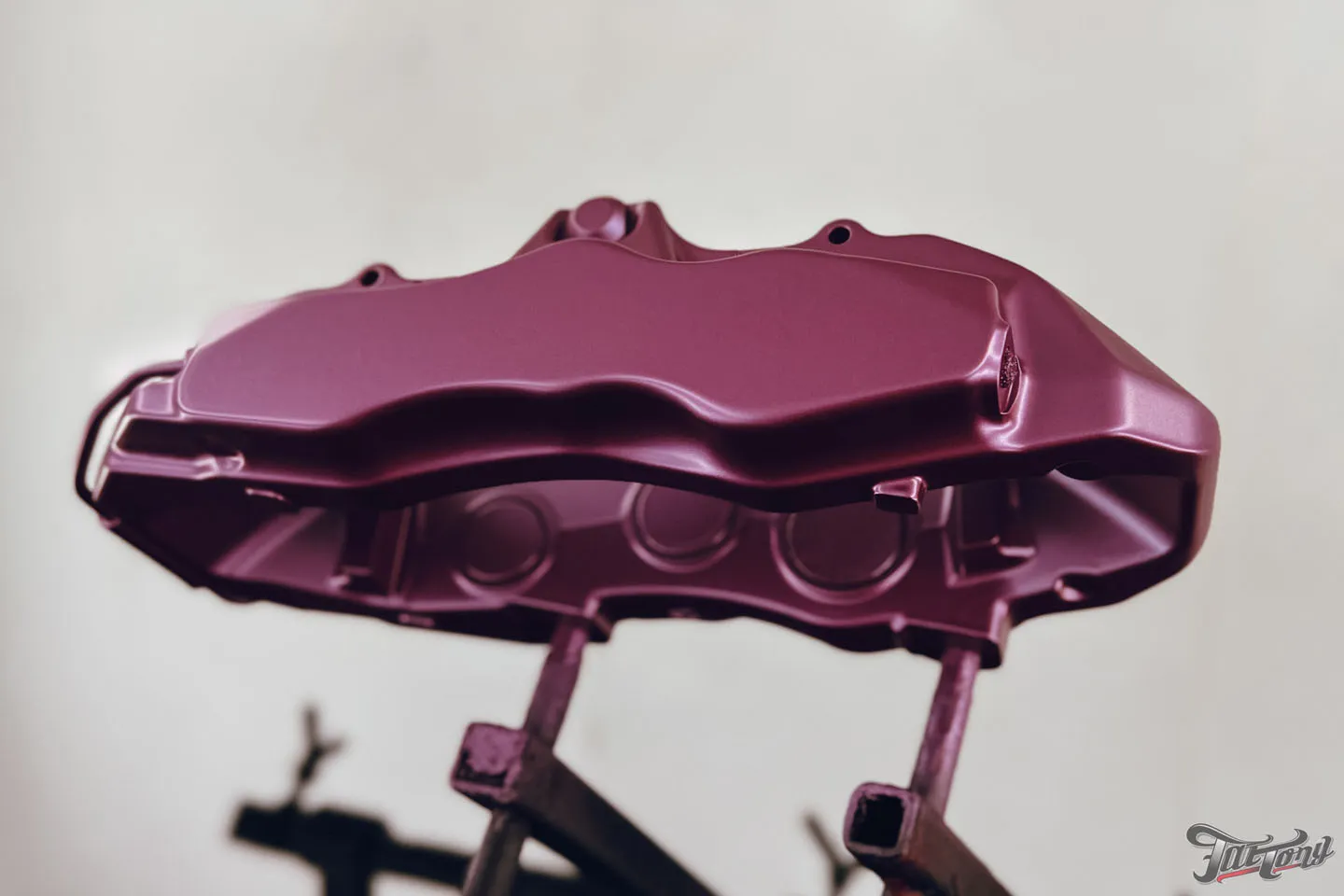 Суппорта в цвете Viva Magenta под кэнди лаком
